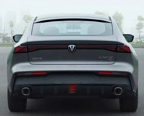 Chang prime un'auto a benzina con 245/45 R20 di potenza massima