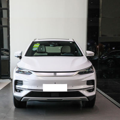 SUV a benzina Byd Tang 7 posti 635 km di autonomia