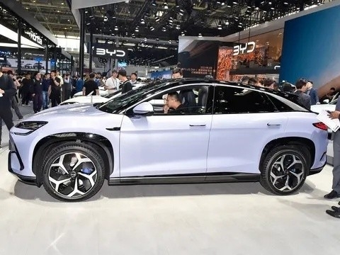 2024 Byd Sea Lion 07 SUV a 5 porte e 5 posti chiuso con autonomia di 610 km e batteria da 80,64 kWh