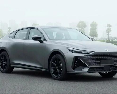 Chang prime un'auto a benzina con 245/45 R20 di potenza massima