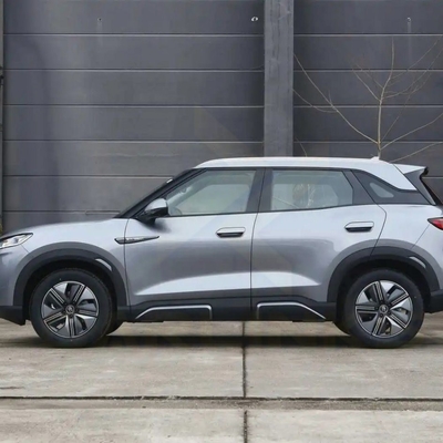 2024 BYD Yuan 5 porte 5 posti SUV elettrico con autonomia di 401 km versione Leader